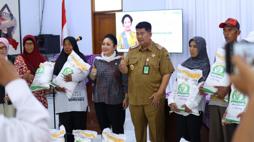Siti Hediati Soeharto Tinjau Langsung Proses Penyaluran Bantuan Pangan di Kalurahan Sendangsari